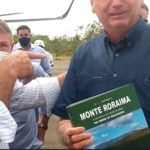 Bolsonaro recebe livro sobre o Monte Roraima