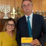 Presidente da FIER Federação das Indústrias de Roraima, Izabel Itikawa, entrega nosso livro ao Presidente da República Jair Bolsonaro